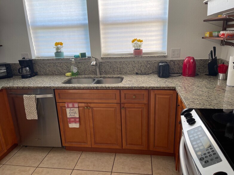 3x1 or 4x2 fully equipped kitchen - 2440 Manasota Beach Rd