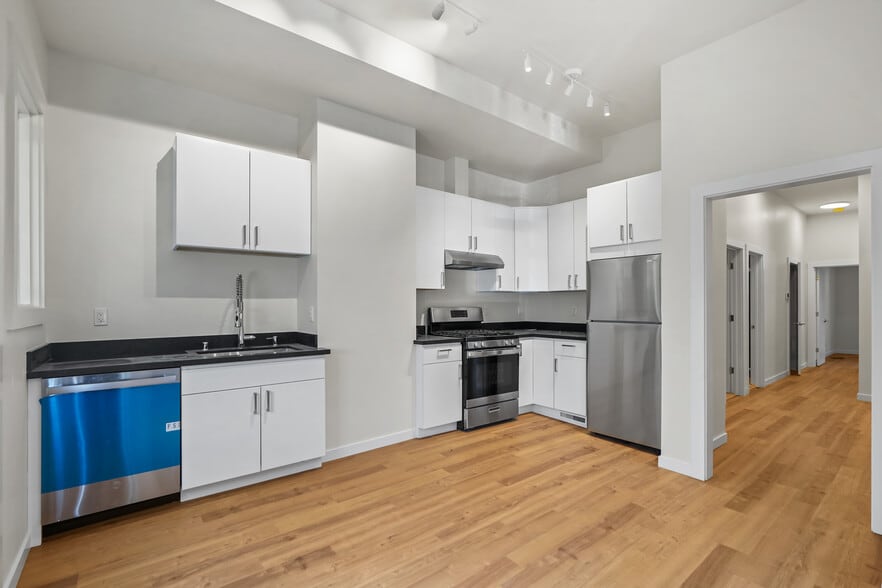 Building Photo - 1387 Oak St