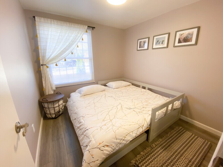 Twin bed converts to King bed - 11423 Five Cedars Rd