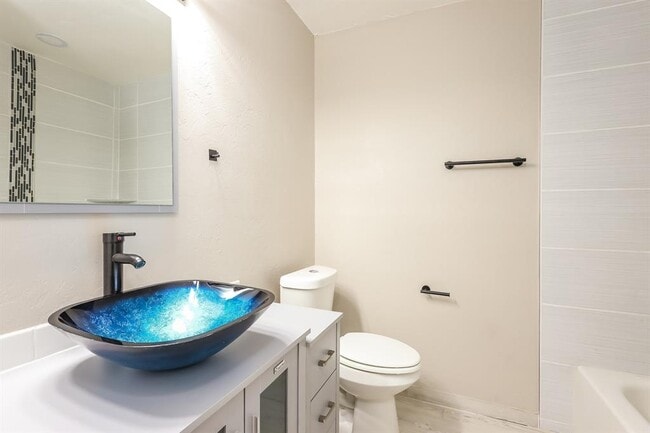 Building Photo - 10025 S Linn Ave