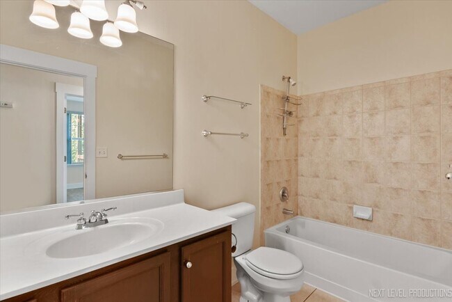 Building Photo - 910 Genesee Dr