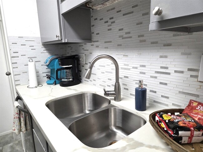 Building Photo - 10053 Westpark Dr