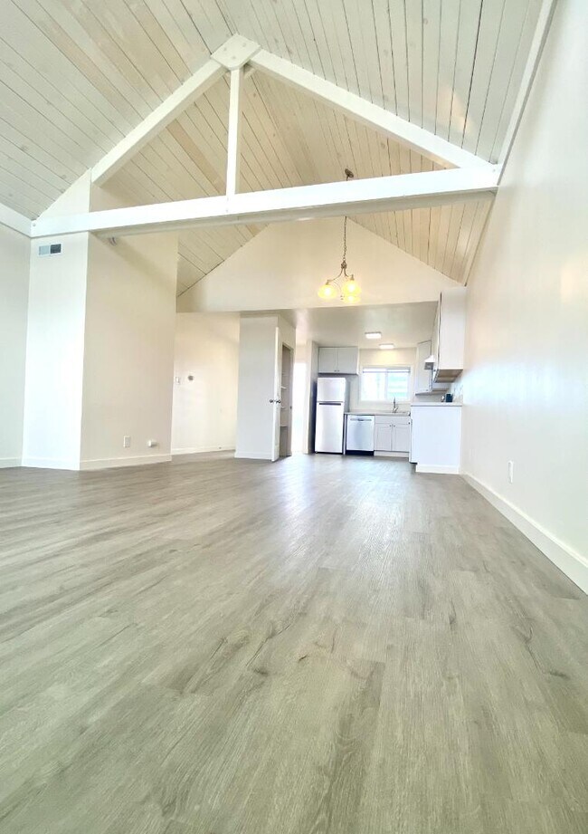Building Photo - 692 Cabot Way