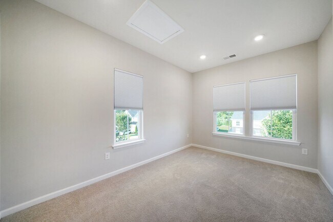 Building Photo - Luxury 3 Bedroom 4 Bath Townhome in Atwate...
