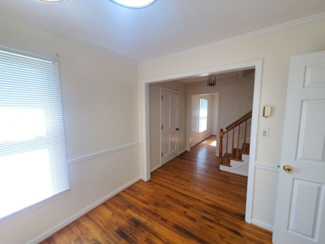 Building Photo - 4 bedroom and 2 and a half single family h...