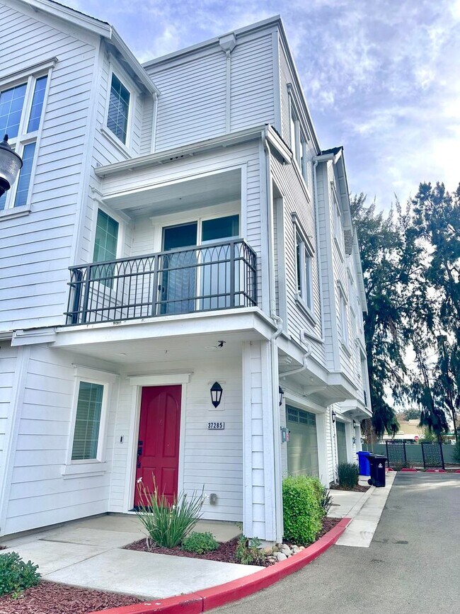 Building Photo - COMING SOON! $3,340 STUNNING  2 BEDROOM MODEL TOWNHOUSE IN CENTRAL FREMONT