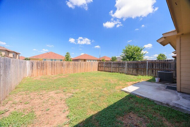 Building Photo - Beautiful 3 Bedroom Duplex Located in New ...