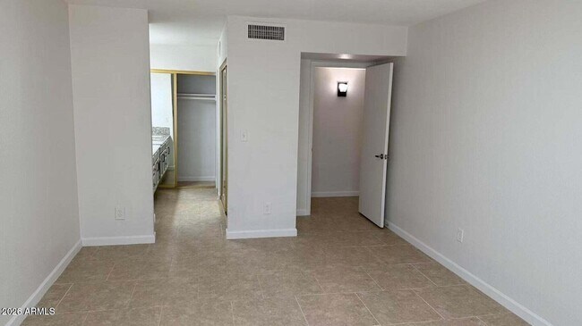 Building Photo - 925 N College Ave