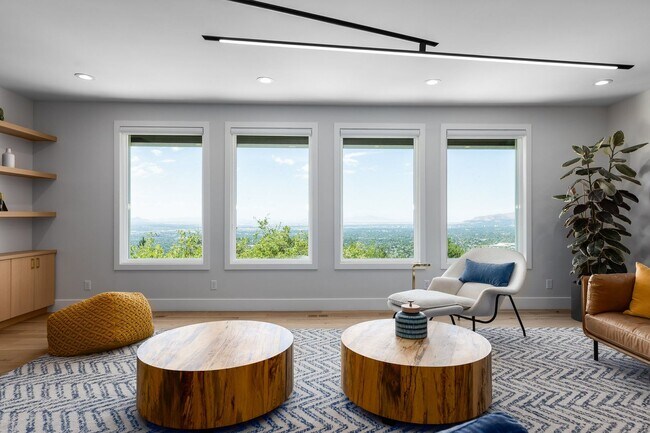 Building Photo - Stunning 5-Bedroom Modern Home with Panora...