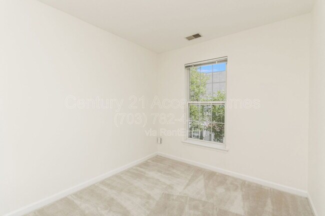 Building Photo - 1030 Harrison Cir