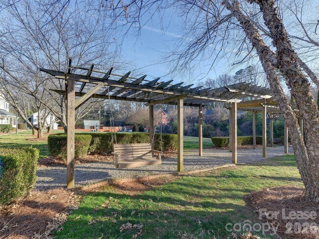 Building Photo - 1224 Green Oaks Ln