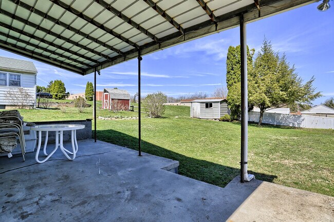 Building Photo - 203 Roxbury Road - $1200/month - Available...