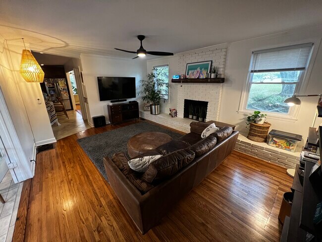 Building Photo - 612 Freda Villa