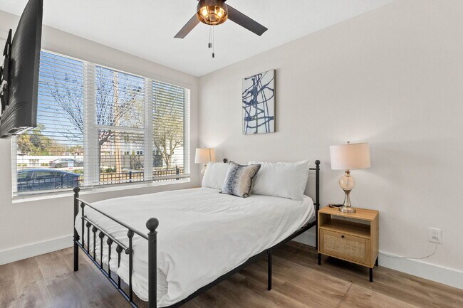 Building Photo - Luxurious 3 Bedroom Condo with Spacious La...