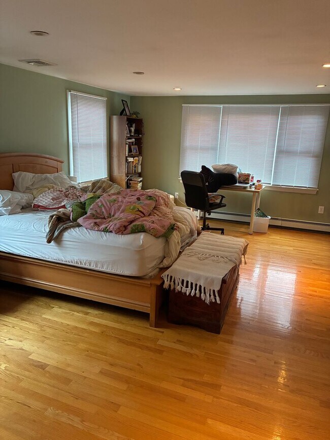 Building Photo - Beautiful single family house in a prime location in Newton