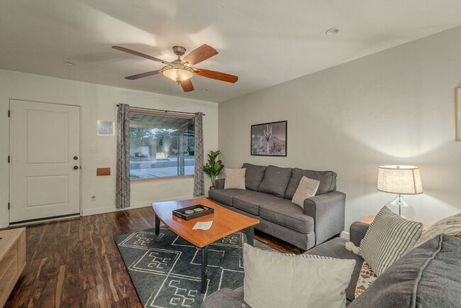 Building Photo - Fully Furnished 3 Bed 2 Bath & Garage in N...