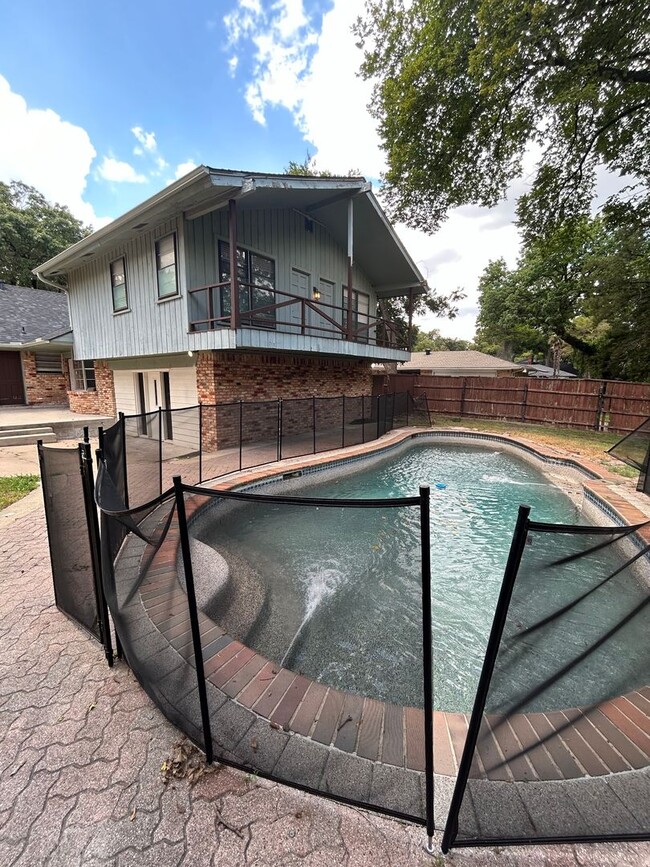 Building Photo - Discover the perfect mix of elegance and c...