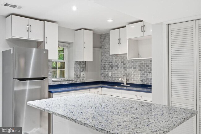Building Photo - 8562 Tyrolean Way