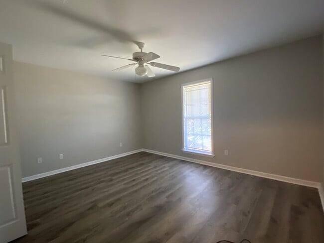 Building Photo - 216 Autumn Ridge Dr