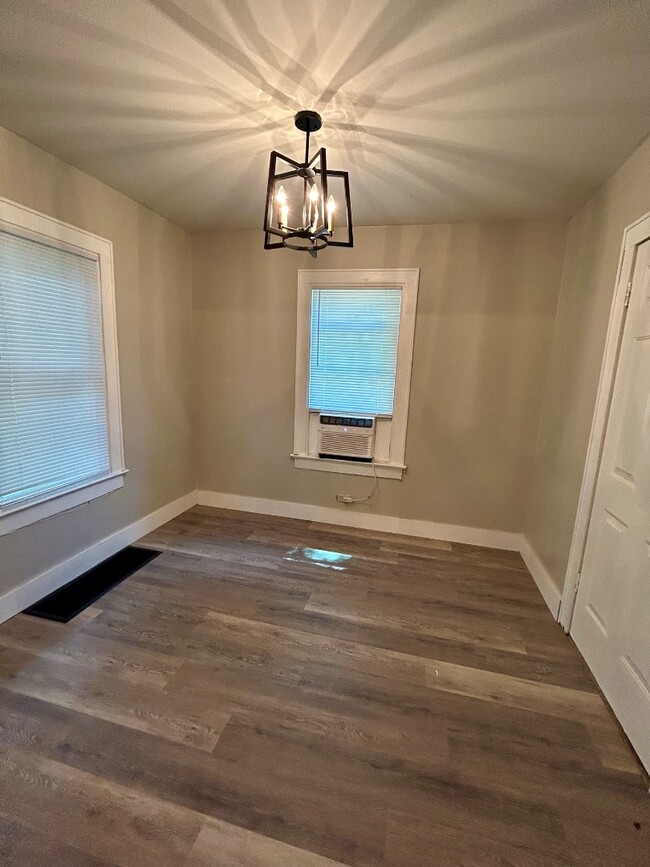 Building Photo - 323 E Kathleen St