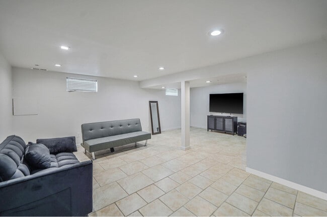 Building Photo - 722 N Ascan St