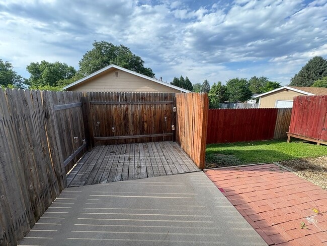 Building Photo - 3 Bed 2.5 Bath Home with 2 Car Detached Ga...