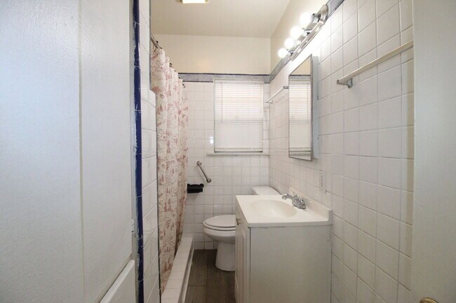 Building Photo - 2828 W Vernon Ave