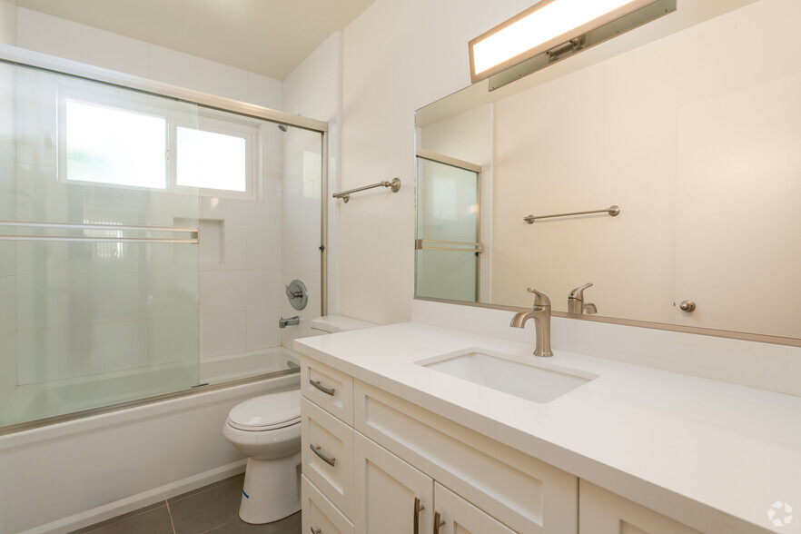 2BR, 2BA - 1,200SF - Second Bathroom - 11924-11934 Riverside Dr