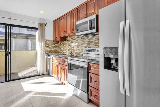 Building Photo - 3211 Caminito Eastbluff