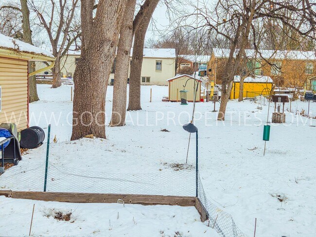 Building Photo - 2 Bedroom 1 Bath duplex home in Windsor Heights with Garage!!!