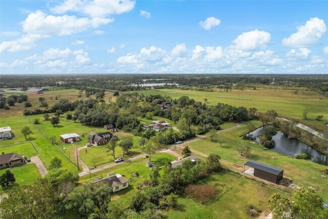 Building Photo - 15930 Pine St