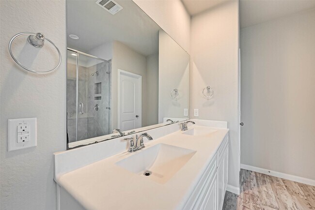 Building Photo - 14111 Lake Lodge Dr