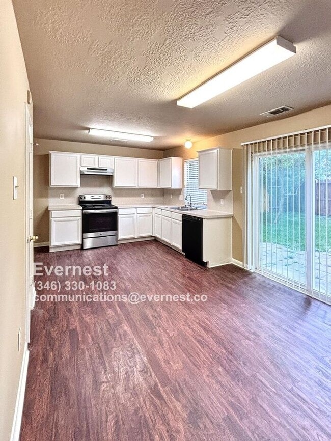 Building Photo - Beautiful 4-Bedroom Corner Lot Home in a P...