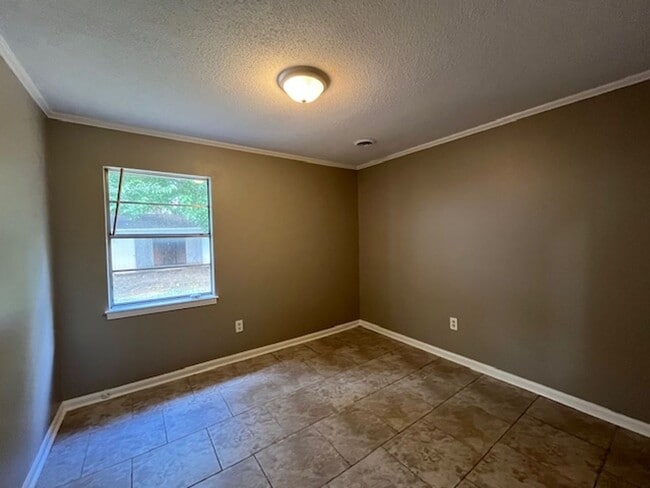 Building Photo - 6655 Embassy Cir