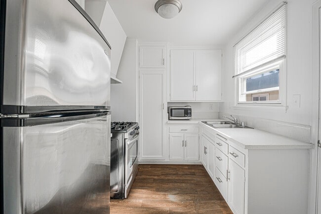 Building Photo - 5871.5 W 88th St