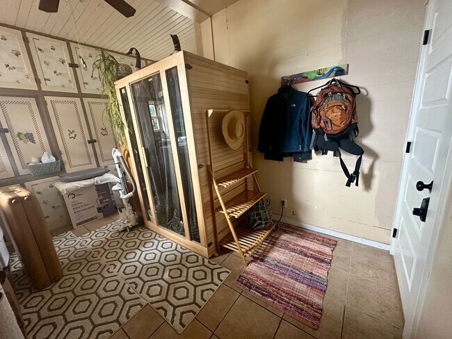 Building Photo - Furnished 2 bedroom Craftsman Apartment