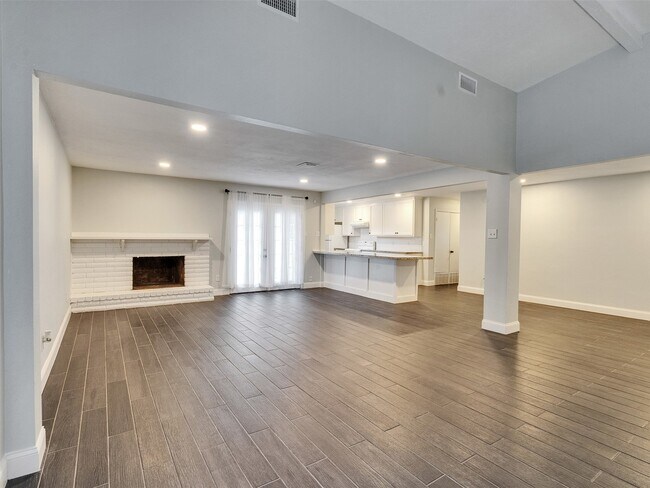 Building Photo - 2123 Quail Valley E Dr