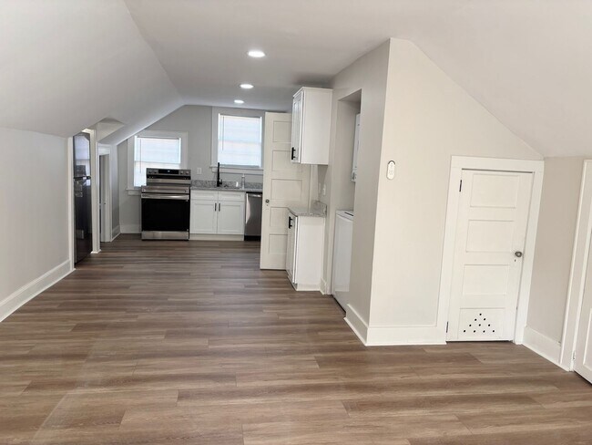 Building Photo - Bungalow in rosewood