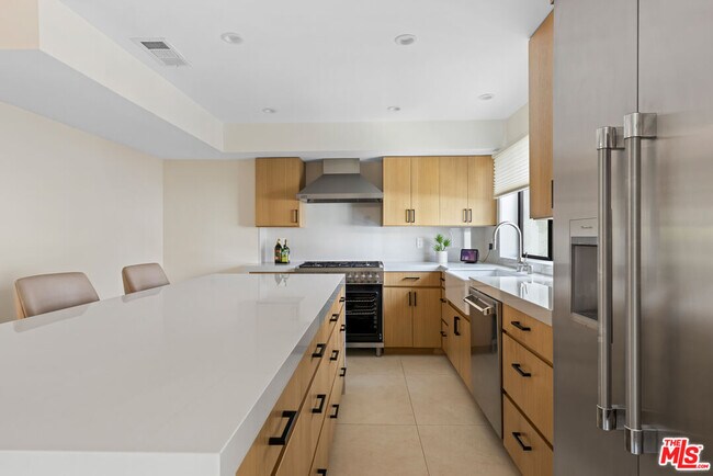 Building Photo - 1549 Palisades Dr