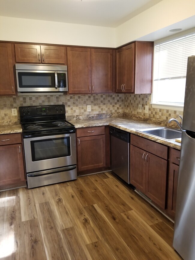 995 Glengary Rd 995 Glengary Rd Wolverine Lake MI 48390 Apartment