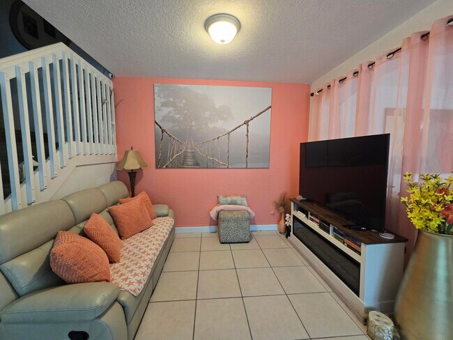 Building Photo - 2208 Shoma Dr