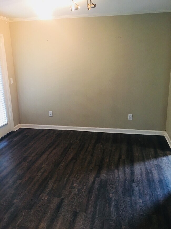 Building Photo - GreenHills Condo!
