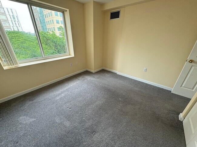 Building Photo - 8 Museum Way