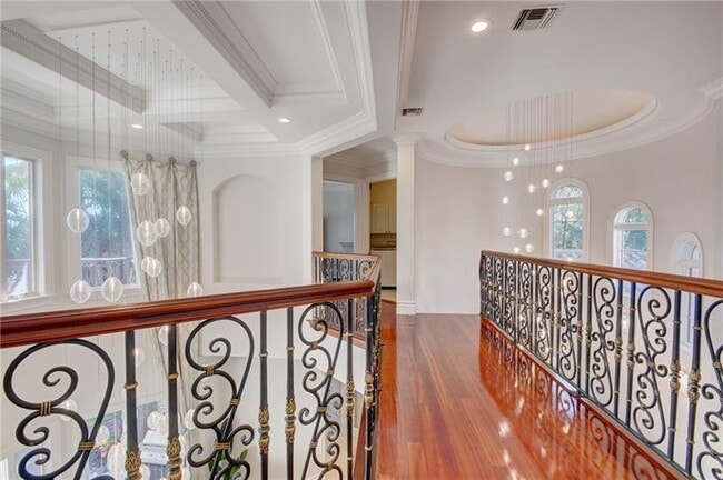 Building Photo - 1320 S Lakeside Dr