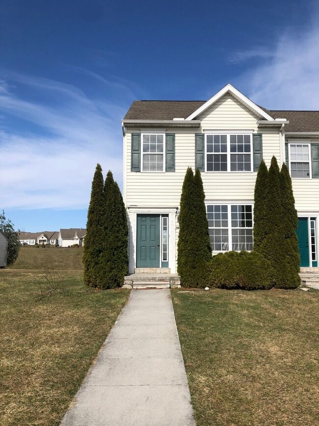 Building Photo - Beautiful 3 Bedroom, 2.5 Bath End Unit in Spring Grove Schools!!