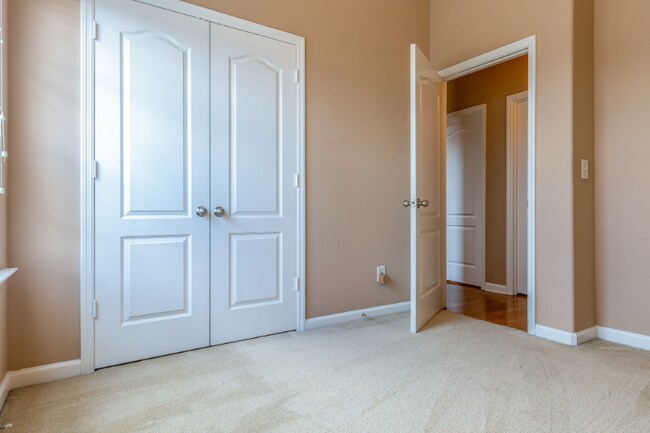 Building Photo - 1800 Woodland Pointe Dr