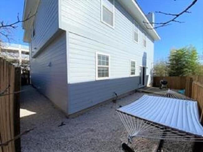 Building Photo - 609 W 37th St