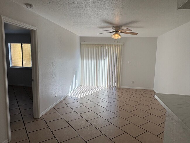 Building Photo - 1/1 Condo for Rent in Fort Myers