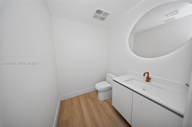 Building Photo - 700 NE 24th St