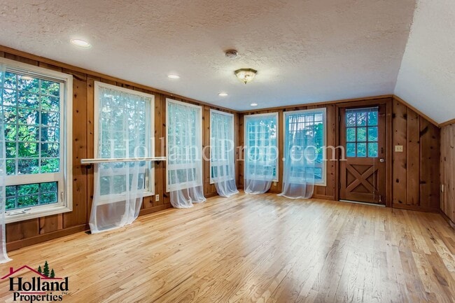 Building Photo - Spacious 3-Bedroom Hillsboro Home with Spa...